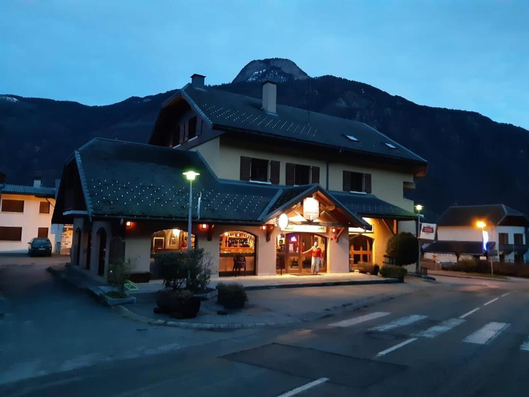 Le Grand Chatelard Hotel Bar Restaurant Sainte-Marie-de-Cuines Экстерьер фото